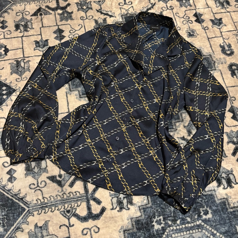 WHO WHAT WEAR BLACK AND GOLD CHAIN PATTERNED BUTTON UP